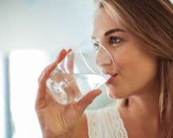 Frau trinkt ein Glas Wasser