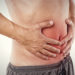 Typische Symptome von chronisch entzündlichen Darmerkrankungen sind Bauchschmerzen und Durchfall. (Bild: underdogsstudios/fotolia.com)