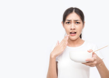 Auch nach dem Essen nicht heißer oder extrem scharfer Speisen beginnen vom Frey-Syndrom betroffene an zu schwitzen. (Bild: Pathathai Chungyam/fotolia.com)
