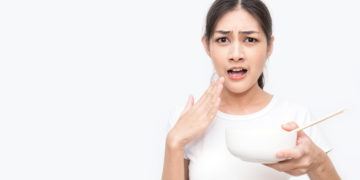 Auch nach dem Essen nicht heißer oder extrem scharfer Speisen beginnen vom Frey-Syndrom betroffene an zu schwitzen. (Bild: Pathathai Chungyam/fotolia.com)
