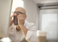 Langes Arbeiten am Bildschirm kann der Auslöser für Augenstechen sein. (Bild: sebra/fotolia.com)