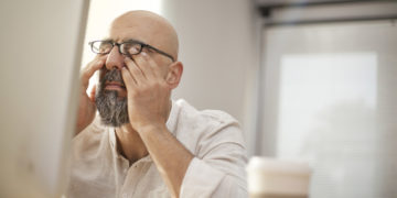 Langes Arbeiten am Bildschirm kann der Auslöser für Augenstechen sein. (Bild: sebra/fotolia.com)