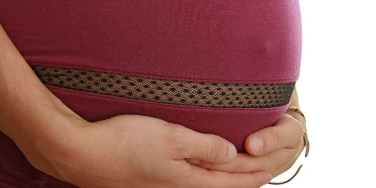 Frau hält sich ihren Babybauch