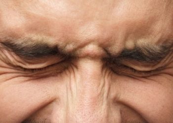 Die bei einem Blepharospasmus hervorgerufenen Augenlidkrämpfe können Betroffene stark beeinträchtigen. (Bild: Damir/fotolia.com)