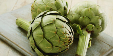 Die grüne Artischocke gehört zu den Distelgewächsen, sie enthält vielzählige gesunde Inhaltsstoffe. (Bild: Alexander Raths/fotolia.com)