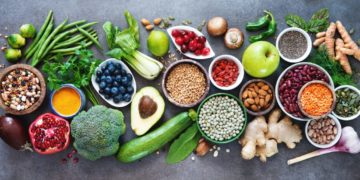 Der Schlüsselfaktor für ausgewogene Cholesterinwerte ist eine gesunde Ernährung. Abwechslungs- und gemüsereich sollten die Speisen dabei sein. (Bild: Alexander Raths/fotolia.com)