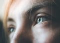 In einem Experiment hat sich gezeigt, dass es bei Personen, die sich zehn Minuten in die Augen schauen, zu einem veränderten Bewusstseinszustand kommen kann. (Bild: Patrick Daxenbichler/fotolia.com)