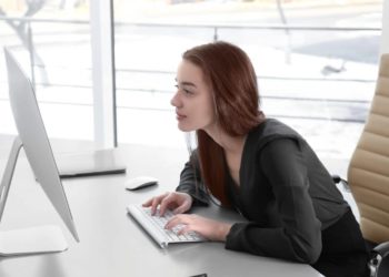 Fehlthaltungen bei der Arbeit am Computer sind realtiv weit verbreitet und können zu einer Vielzahl von Beschwerden führen, von denen die Rippenblockaden nur ein mögliches Beispiel sind. (Bild: Africa Studio/fotolia.com)