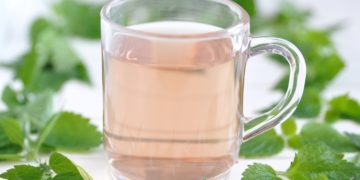 Entschlackungstees - wie hier z. B. ein Brennnesseltee - helfen, den Körper zu reinigen, ihn von Schlacken zu befreien. Sie fördern die Ausscheidung und entlasten den Organismus. (Bild: A_Lein/fotolia.com)