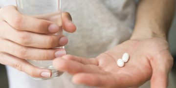 Bei (akuten) Schmerzen ist es natürlich möglich, auf ein chemisches Präparat zurückzugreifen. In vielen Fällen kann aber auch eine Behandlung mit naturheilkundlichen Mitteln sinnvoll sein. (Bild: carballo/stock.adobe.com)