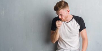 Bei starkem Husten in Verbindung mit Schmerzen und ständigem Hustenreiz über längere Zeit sollte eine Ärztin bzw. ein Arzt die Lunge abhören - es kann eine Bronchitis, vielleicht aber auch eine Lungenentzündung sein.  (Bild: Aaron Amat/stock.adobe.com)
