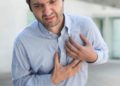 Starke Brustschmerzen können viele Ursachen haben. In einigen Fällen sind sie ein Anzeichen für das seltene Tietze-Syndrom. (Bild: Paolese/fotolia.com)