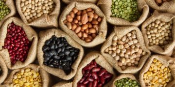 Hülsenfrüchte wie Bohnen und Erbsen können Blähungen und damit verbunden Darmschmerzen verursachen. (Bild: piyaset/fotolia.com)