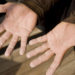 Menschen haben zwar Haare an den Beinen und Armen, aber nicht an den Fußsohlen und Handflächen. US-amerikanische Forscher haben nun neue Erkenntnisse dazu gewonnen, warum das so ist. (Bild: ARochau/fotolia.com)
