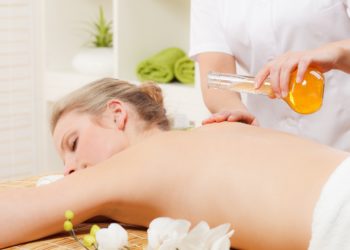 Eine Massage kann aus verschiedenen Gründen hilfreich sein bei Verspannungen oder einfach zur Steigerung des Wohlbefindens. Ebenso breit gefächert sind die möglichen Techniken innerhalb einer Ölmassage. (Bild: Racle Fotodesign/fotolia.com)