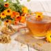 Tee aus der Ringelblume hilft bei Verdauungsbeschwerden, aber auch bei Nervenleiden und psychische Belastungen. (Bild: kolesnikovserg/stock.adobe.com)