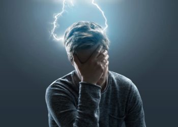 Mann fasst sich an den Kopf. über seinem Kopf ist die Silouhette eines Blitzes zu erkennen.