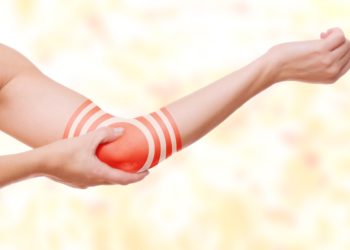 Schmerzender Ellenbogen in Großaufnahme