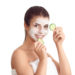 Gesichtsmasken sind bei unreiner Haut ein gutes Mittel zur Hautpflege. (Bild: Lars Zahner/fotolia.com)
