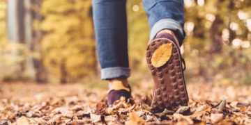 Bewegung ist grundsätzlich wichtig, ein Spaziergang an der frischen Luft ist ein guter Einstieg. (Bild: rangizzz/fotolia.com)