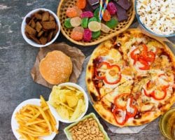 Ein Mix an ungesundem Fastfood wie Pizza und Pommes