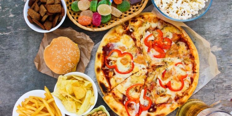 Ein Mix an ungesundem Fastfood wie Pizza und Pommes