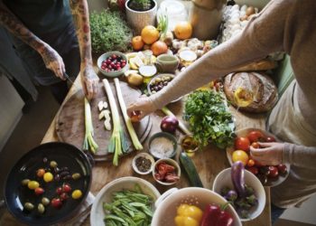 Gerade im Herbst kann man das gemeinsame Kochen mit Freunden genießen. (Bild: Rawpixel.com/fotolia.com)