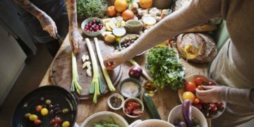 Gerade im Herbst kann man das gemeinsame Kochen mit Freunden genießen. (Bild: Rawpixel.com/fotolia.com)