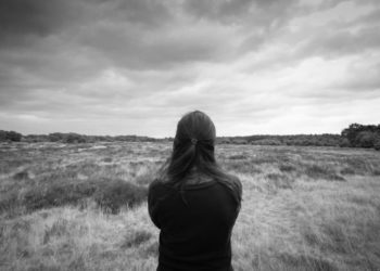 Depressive kennen, laut Düssler, den inneren Kritiker als „graue Wolke“, die jede Aktivität lähmt. (Bild: Black Brush/fotolia.com)