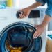 Waschen bei 60 Grad tötet Hausstaubmilben effektiv ab. Daher wird empfohlen, Bettwäsche regelmäßig bei dieser Temperatur zu reinigen. (Bild: LIGHTFIELD STUDIOS/fotolia.com)