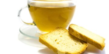 Mit Schonkost verbinden viele Zwieback und Tee. Tatsächlich liefert Zwieback einfach verwertbare Kohlenhydrate und Kräutertee kann den Magen beruhigen. (Bild: oxie99/fotolia.com)