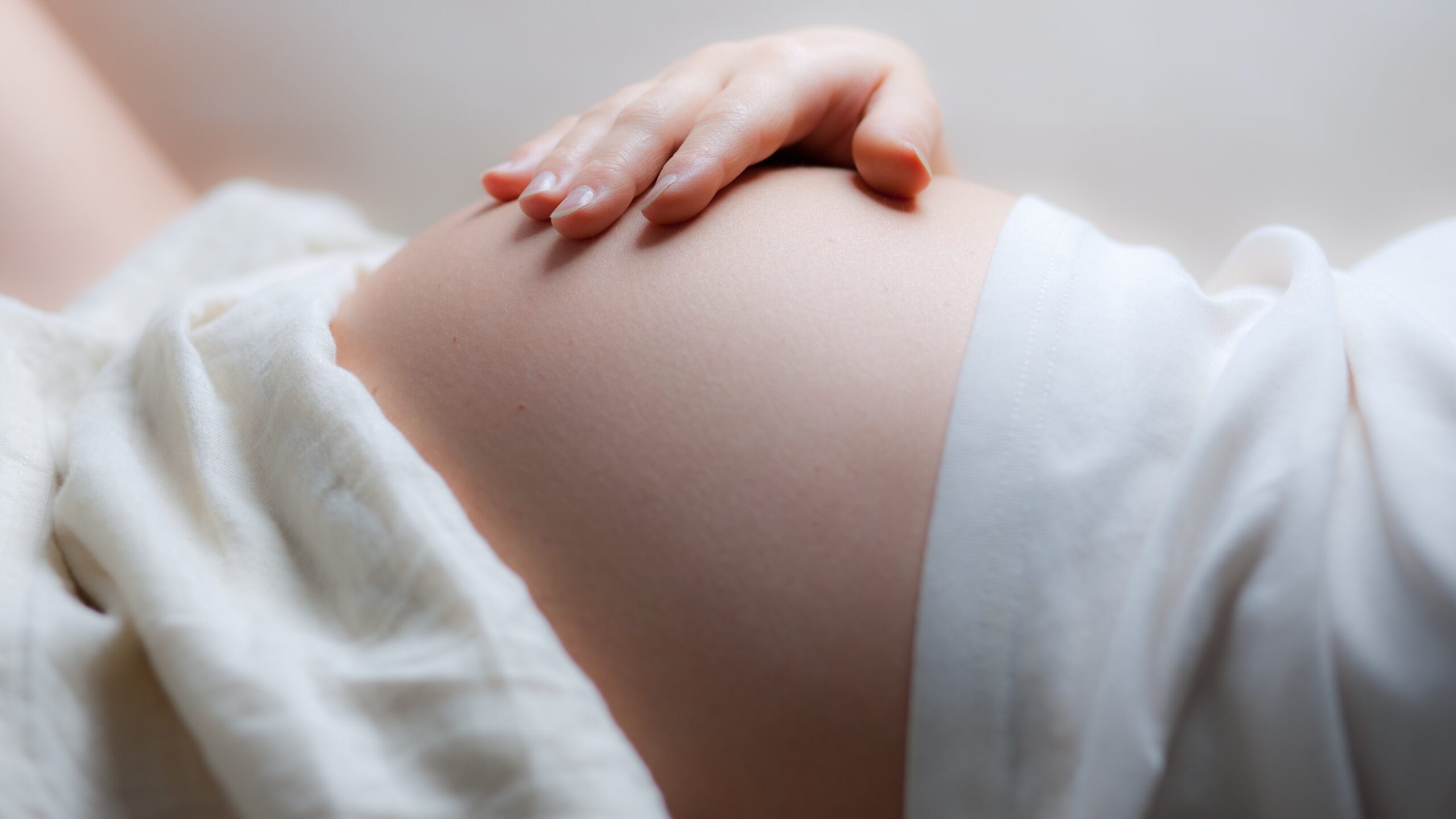 Беременность начало отзывы. 1 Триместр беременности фото. Тонус живота у беременных. Фотосессии беременных на поздних сроках. Пупок при беременности.