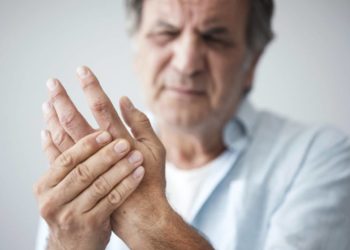 Auch Arthrose kann ein Auslöser für geschwollene Hände sein, durch die krankheitsbedingten Symptome wie der Gelenkverschleiß können auch Schwellungen auftreten. (Bild: sebra/fotolia.com)