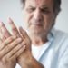Auch Arthrose kann ein Auslöser für geschwollene Hände sein, durch die krankheitsbedingten Symptome wie der Gelenkverschleiß können auch Schwellungen auftreten. (Bild: sebra/fotolia.com)