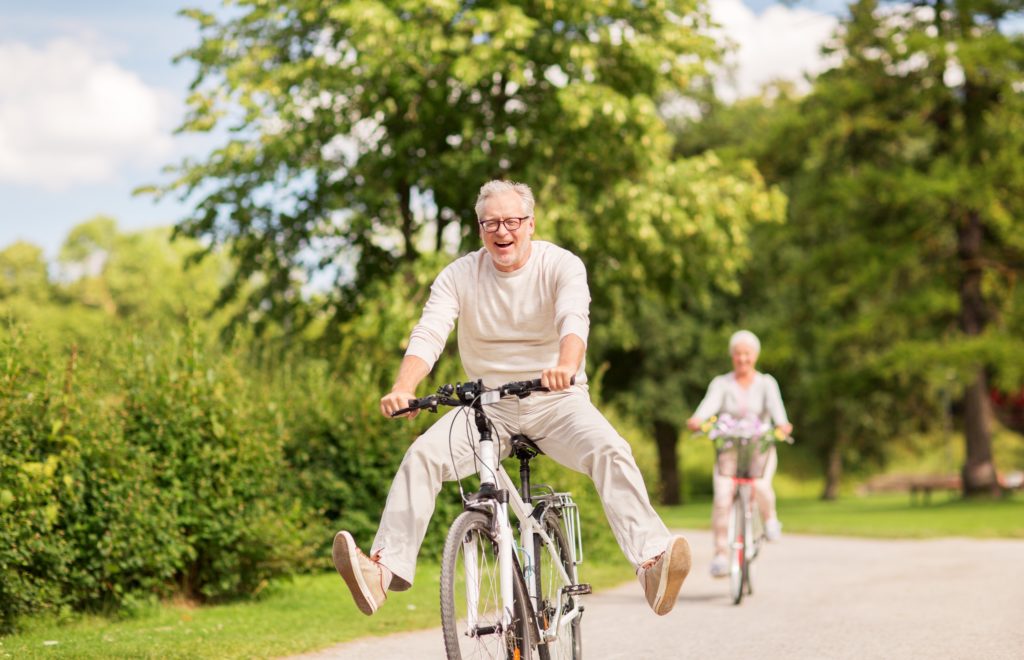 Glückliches Paar fährt mit dem Fahrrad