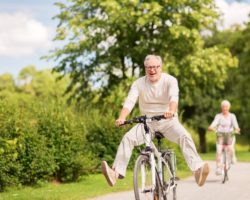 Glückliches Paar fährt mit dem Fahrrad