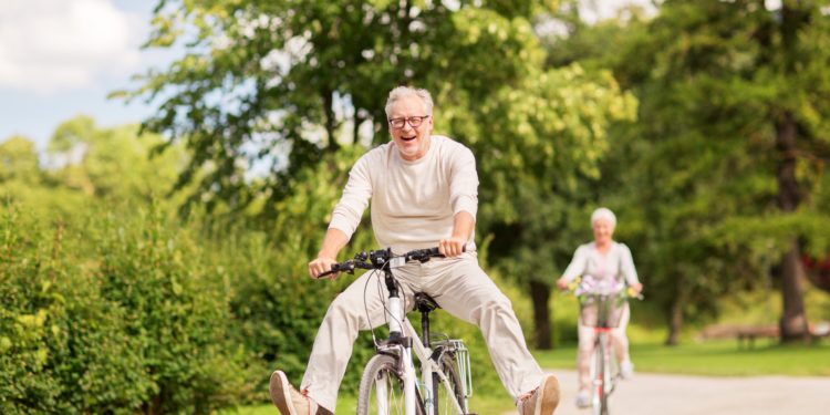 Glückliches Paar fährt mit dem Fahrrad