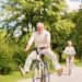 Glückliches Paar fährt mit dem Fahrrad