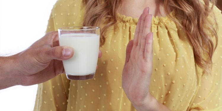 Frau lehnt Milch ab