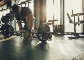 Krafttraining trägt dazu bei, dem natürlichen Muskelabbau im Alter entgegenzuwirken. Ein Experte erklärt, was Männer ab 40 beim Muskelaufbau beachten sollten. (Bild: bernardbodo/fotolia.com)