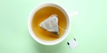 Häufig helfen Kräutertees bei Augenschwellungen, sowohl als Getränk wie auch, gekühlt, als Augenkompressen. (Bild: Studio KIVI/fotolia.com)