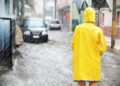 Bei einem Spaziergang im Regen müssen Wasserallergiker peinlich darauf achten komplett vor dem Regen geschützt zu sein. (Bild: Jürgen Fälchle/fotolia.com)