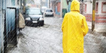 Bei einem Spaziergang im Regen müssen Wasserallergiker peinlich darauf achten komplett vor dem Regen geschützt zu sein. (Bild: Jürgen Fälchle/fotolia.com)