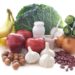 Für die langfristige Gesundheit unseres Verdauungssystems sind ausreichend Ballaststoffe in der Nahrung wichtig. Neben Hülsenfrüchten und Zwiebelgewächsen empfehlen sich dafür Leinsamen und faserreiches Gemüse. (Bild: Pixelbliss)