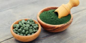 Hier im Bild ist die Spirulina Alge in getrockneter Form zu sehen. Wie auch Chorella sollte sie mehrere Wochen am Stück - mit zunehmender Dosis - angewendet werden. (Bild: tashka2000/fotolia.com)