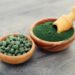 Hier im Bild ist die Spirulina Alge in getrockneter Form zu sehen. Wie auch Chorella sollte sie mehrere Wochen am Stück - mit zunehmender Dosis - angewendet werden. (Bild: tashka2000/fotolia.com)