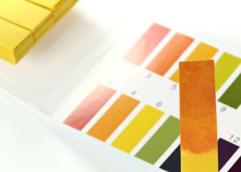 Körperflüssigkeiten haben unterschiedliche pH-Werte, bei der Magensäure liegt er zum Beispiel unter drei. (Bild: Björn Wylezich/fotolia.com)