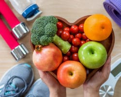 Eine herzförmige Schale, die mit Obst und Gemüse gefüllt ist