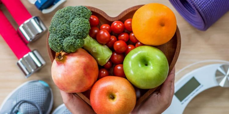 Eine herzförmige Schale, die mit Obst und Gemüse gefüllt ist