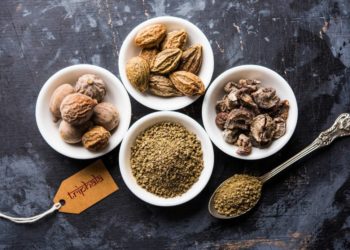 Drei trockene Früchte, die zusammen die Mischung Triphala ergeben. (Bild: Arundhati/fotolia.com)